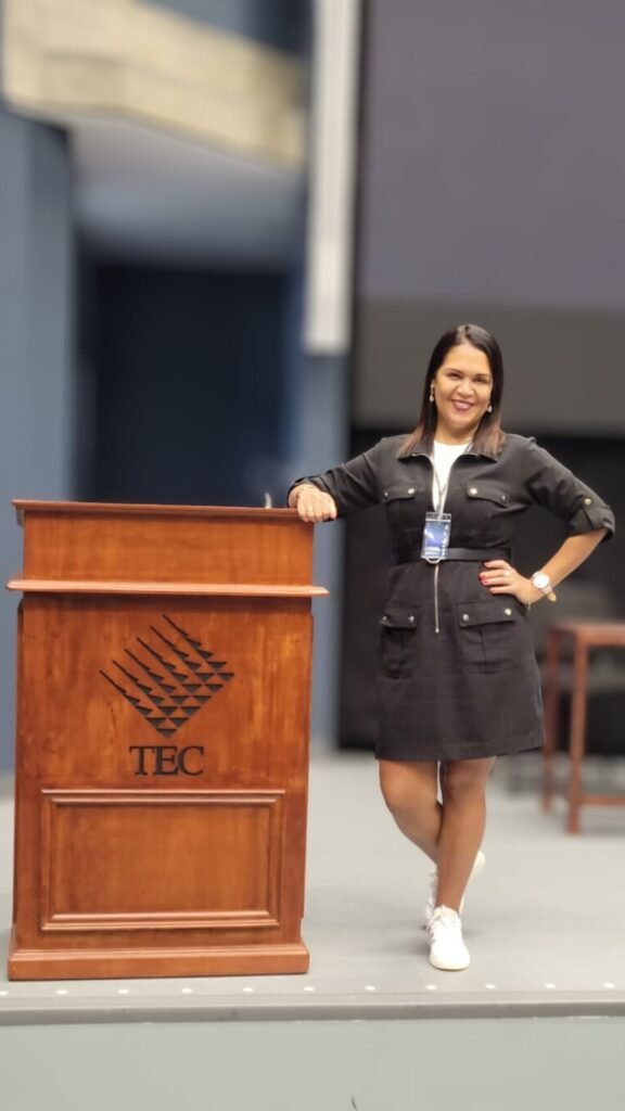 Keisa Avila dando una conferencia sobre Big Data